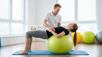 Physiotherapie bei Blasenfunktionsstörungen für Männer & Frauen Physiotherapeutin im diskreten Beratungsgespräch zur Beckenbodentherapie bei Blasenfunktionsstörungen in der spezialisierten Praxis Ulrike Freund Dortmund.