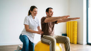 Bobath-Therapie für Erwachsene in Dortmund Erwachsener Patient bei neurologischen Rehabilitationsübungen nach dem Bobath-Konzept unter professioneller Anleitung in der Physiotherapiepraxis in Dortmund.