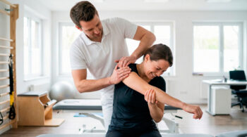 PNF - Propriozeptive Neuromuskuläre Fazilitation in Dortmund Ein erfahrener Physiotherapeut führt die PNF-Therapie zur neurologischen Rehabilitation und Bewegungsoptimierung in der hellen Praxis Ulrike Freund in Dortmund durch.