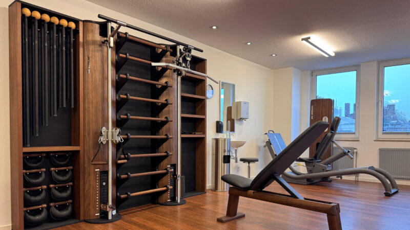 Medizinische Trainingsgeräte von Dr. Wolff aus dunklem Holz für gezielte Rückentherapie in der Physiotherapie Dortmund