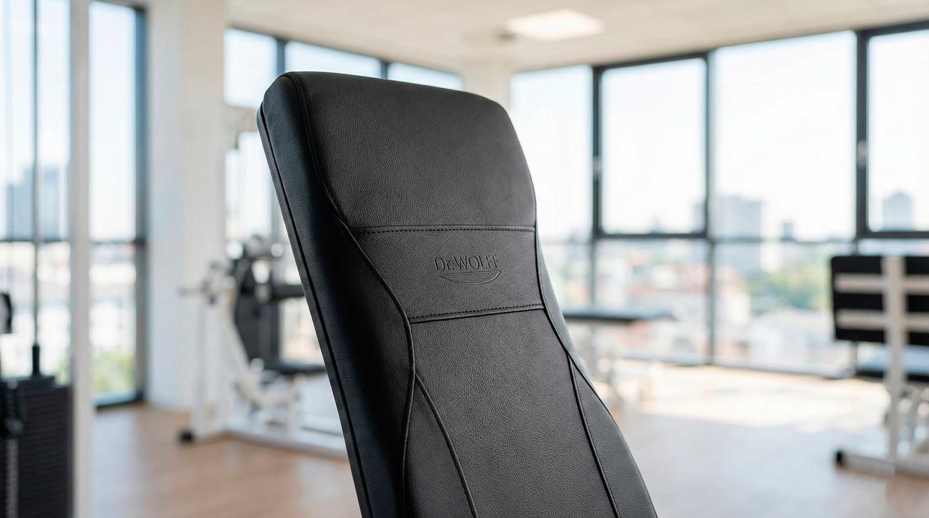 Hochwertiges ergonomisches Lederpolster eines Dr. Wolff Rückentrainers im neuen KGG-Trainingsraum der Physiotherapie Dortmund.