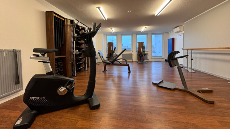 Trainingsbereich mit Fahrradergometer und KGG-Geräten für medizinisches Fitnesstraining und Rehabilitation in Dortmund