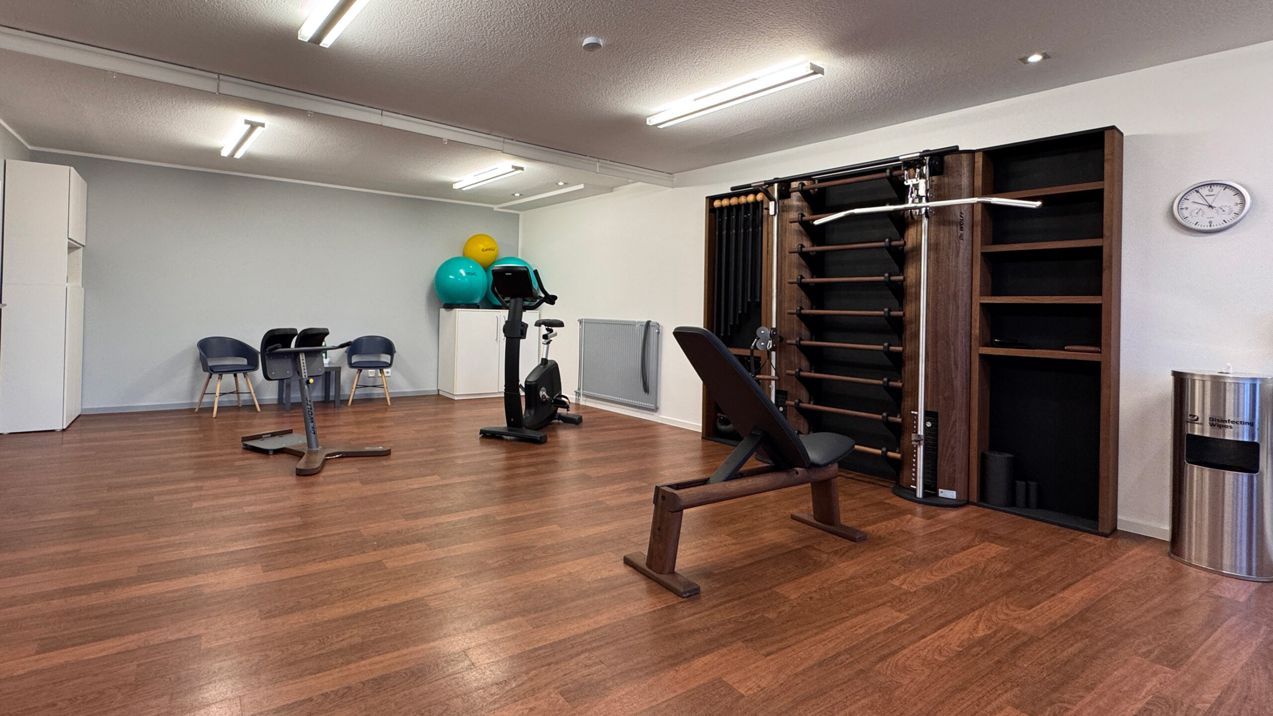 Ein 50qm großer, heller Raum für Krankengymnastik am Gerät in einer Dortmunder Praxis mit Dr. Wolff Trainingsgeräten