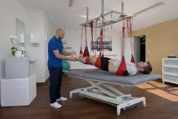 Schlingentischbehandlung in der Physiotherapiepraxis Ulrike Freund Dortmund – Entlastende Traktion unter therapeutischer Begleitung